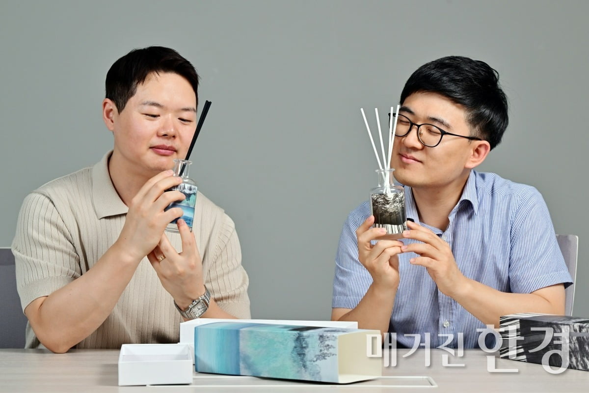 (왼쪽부터) 손우진·김준기 아르티브 공동대표가 최근 작가와 컬래버레이션한 디퓨저 제품을 들고 있다. 사진=이승재 기자