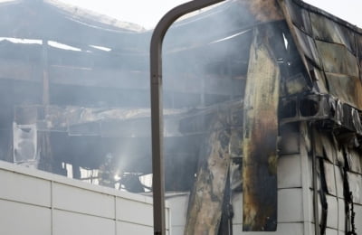 배터리 제조사 아리셀 공장 화재 "폭발적인 연소 관측...물로 진화 불가능"