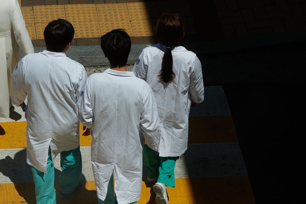 ‘백기들까’ 의료계, 의제 구애 없는 대화 열어둬...일부 병원 휴진에 '촉각'
