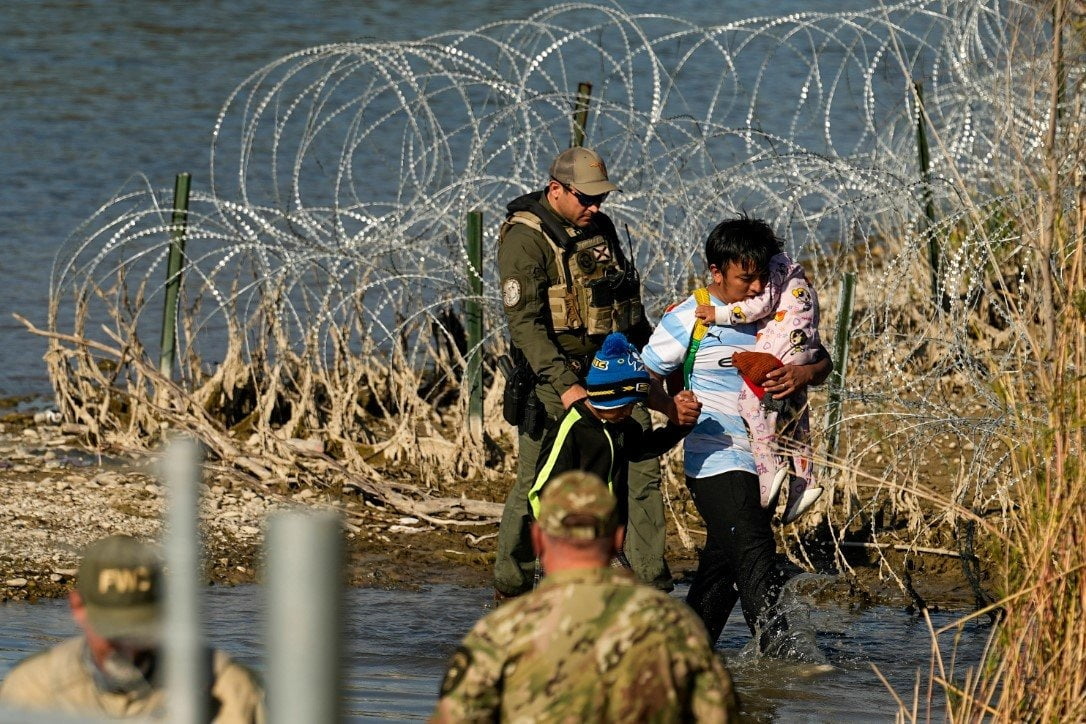 지난 1월 미국 텍사스주에서 불법이민자 가족이 당국에 의해 구금되고 있다. 사진=연합뉴스