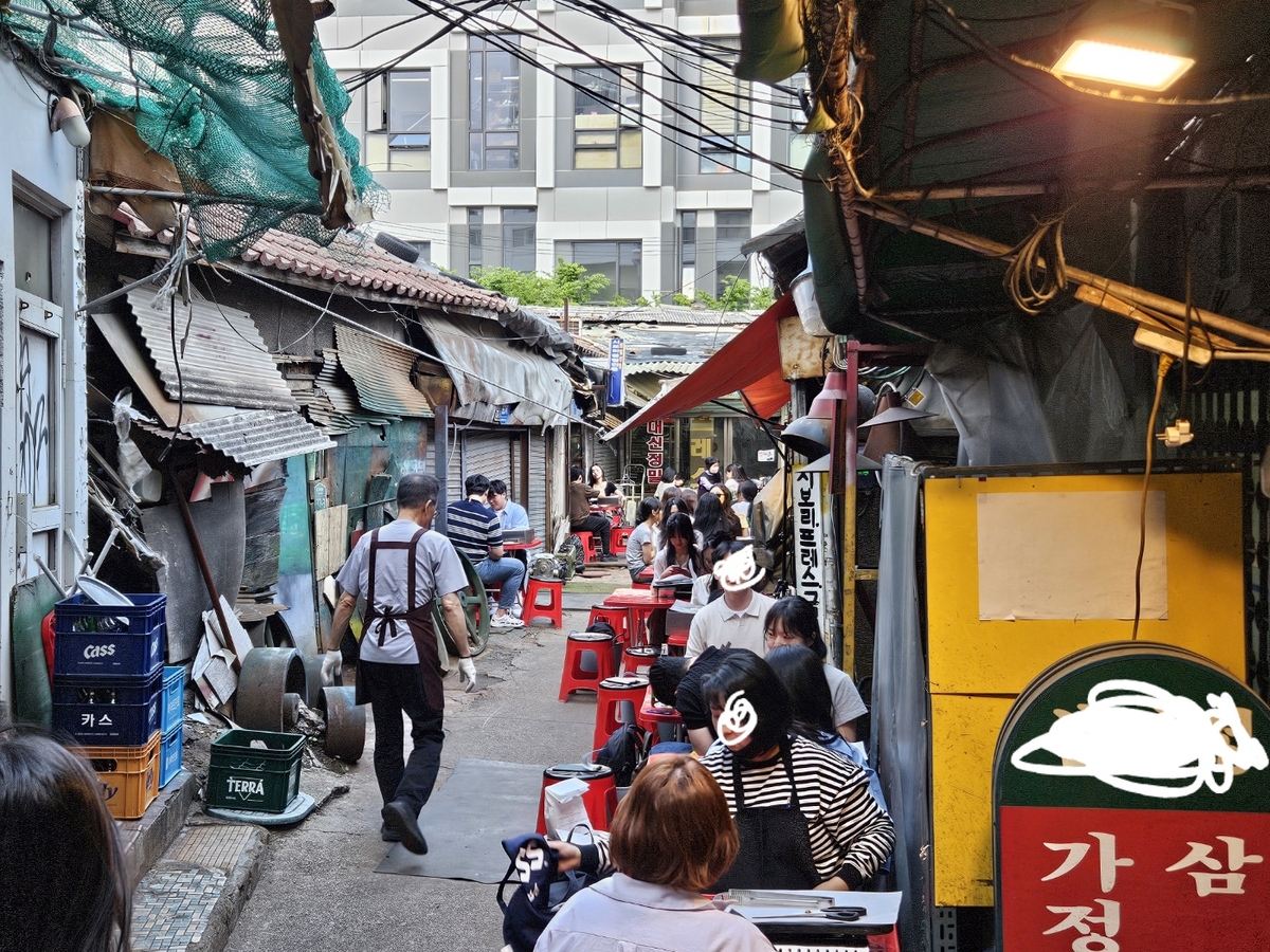 저녁이면 도심 '야장'서 삼겹살에 맥주…대부분은 불법입니다