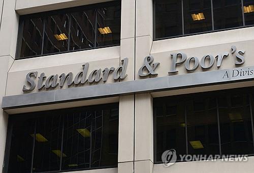 S&P, 프랑스 신용등급 11년 만에 하향…"재정적자 쌓여"