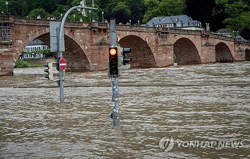 미국선 멜론만한 우박·독일은 물난리…지구촌 기상이변 '몸살'