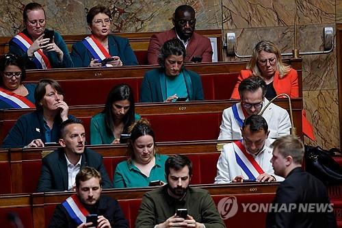 佛의원들, 이번엔 팔 깃발 색으로 맞춰 입고 회의 참석