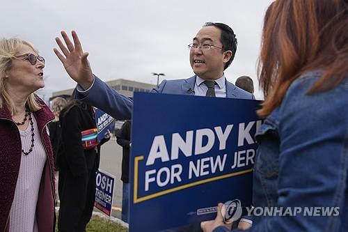 상원 첫 관문 넘은 앤디김…의회폭동때 홀로 쓰레기 치운 '공복'