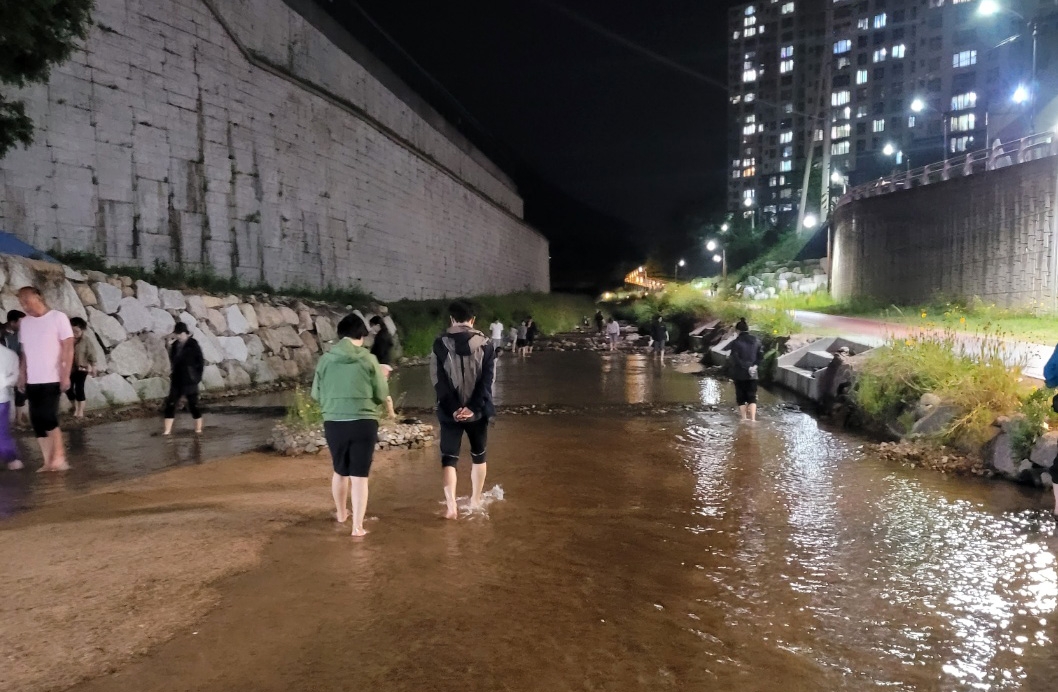 지구와 만나는 건강한 걸음…김해에 맨발산책로 속속 등장