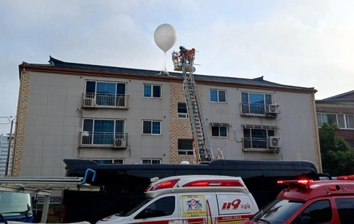 수도권 오물풍선 신고 잇따라…중국어 적힌 종이도 발견(종합)