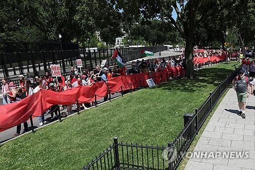 "바이든 레드라인은 거짓말"…美백악관 앞에서 수천명 친팔 시위