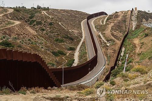 '국경빗장' 바이든, 일부 불법체류자에 합법체류 허용 조치 임박