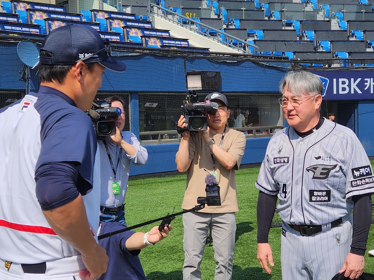 90도 인사한 베이징 영웅…김경문·이승엽 감독, 예의 바른 재회(종합)