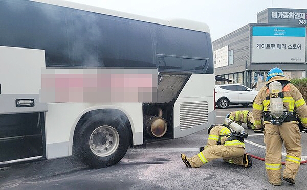제주서 달리던 버스에 불…승객 30여명 대피