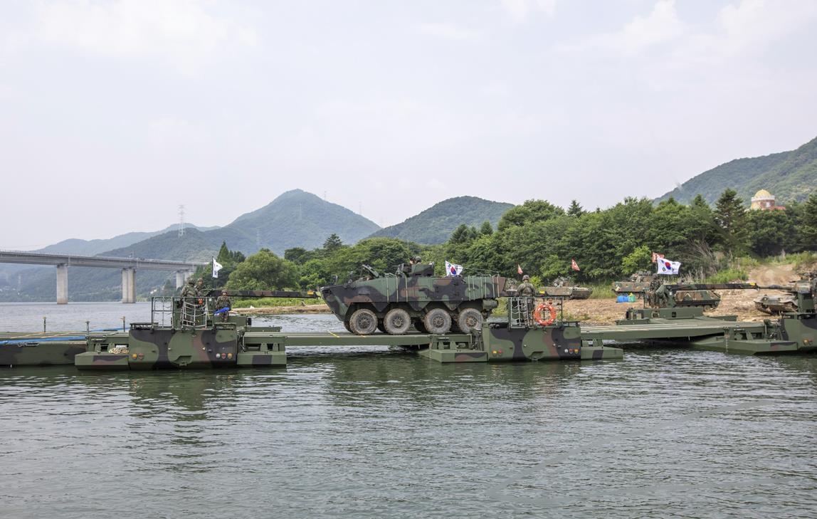 軍, 더 빨리 강 건넌다…신형 자주도하장비 '수룡' 실전배치