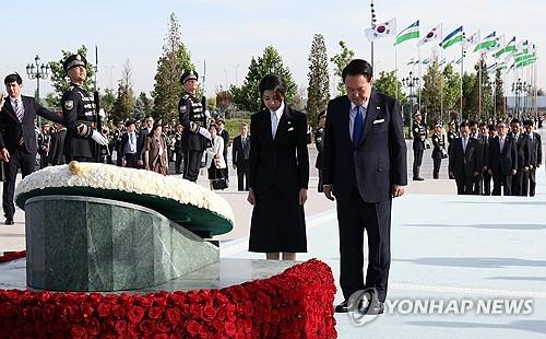 尹, 우즈베크 청년에게 "한국 많이 와달라…적극 지원할 것"(종합)