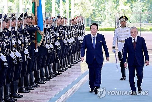 尹대통령 "우즈베크와 미래로" 미르지요예프 "가까운 친구"(종합)