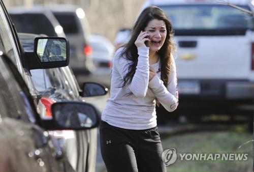 '총기난사는 조작' 허위주장 美음모론자에 "재산팔아 2조 배상"