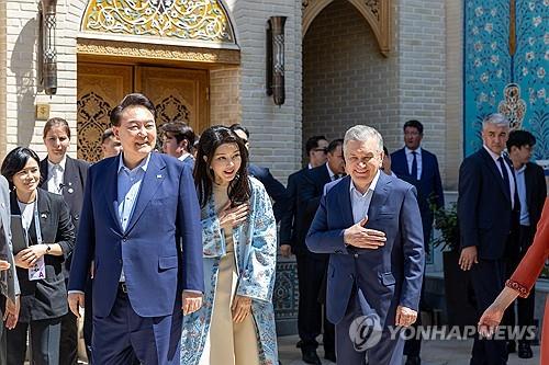 '뚝배기 라면'·'맞춤 전통의상' 준비…우즈베크의 국빈 대접