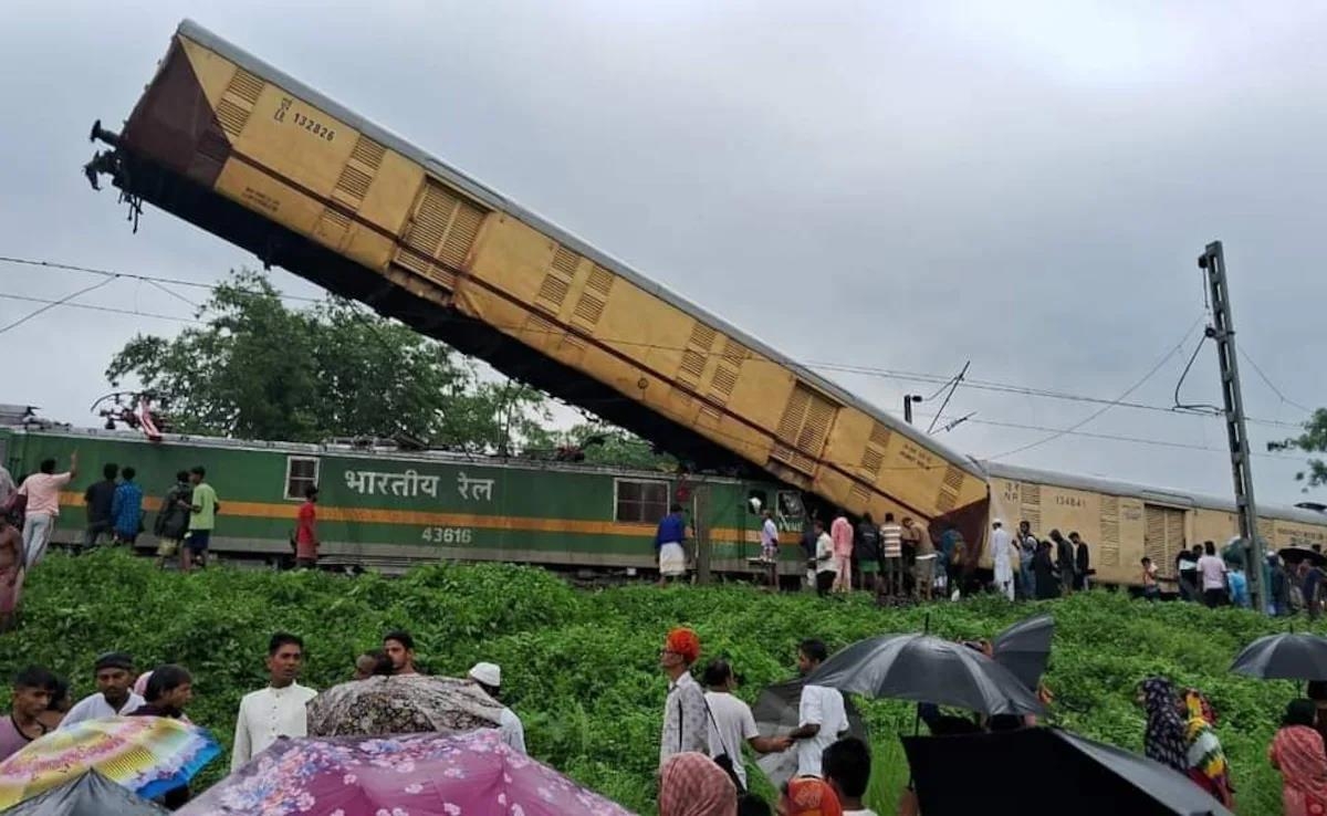 인도 동부서 화물열차가 여객열차 추돌…"최소 15명 사망"