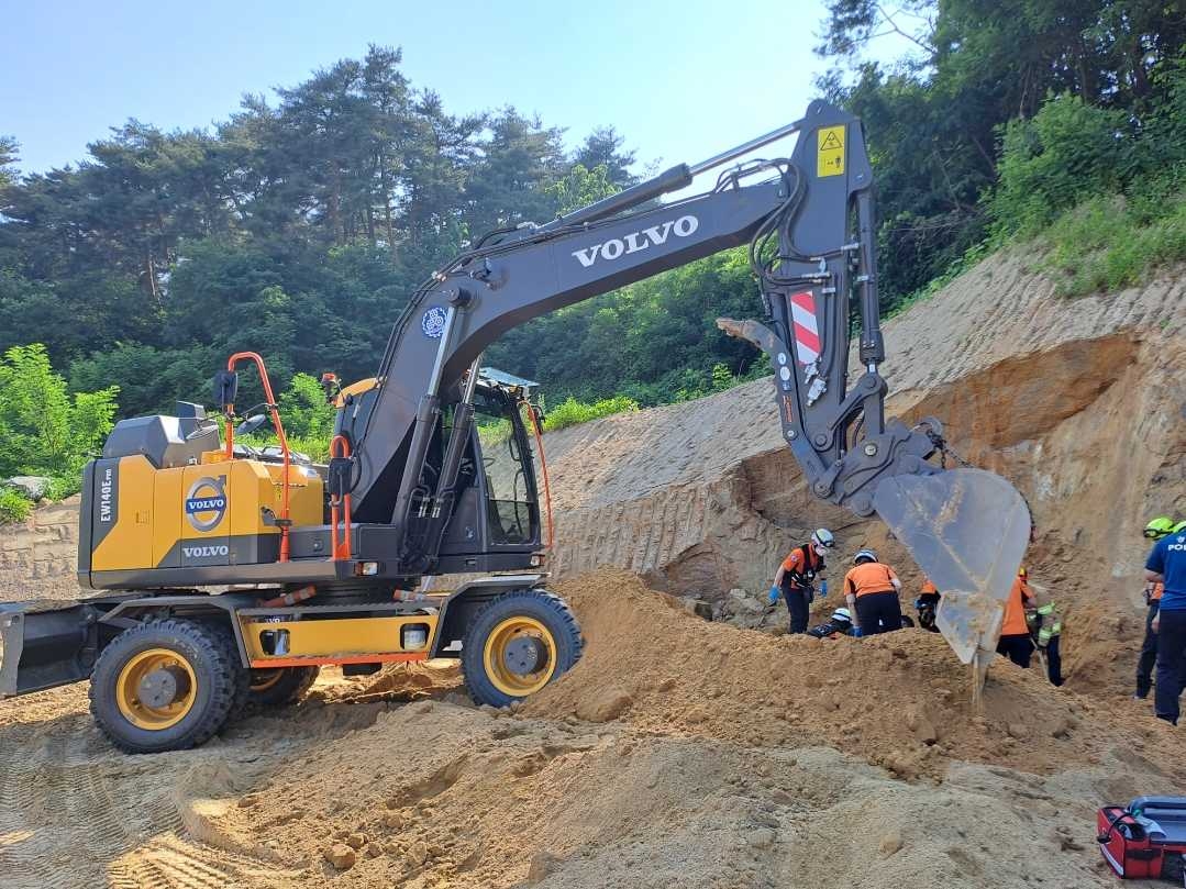 강릉 주택부지 조성 공사 중 작업자 2명 매몰돼 심정지 이송