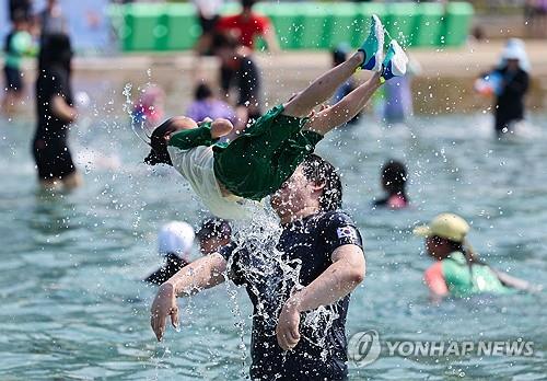 일찍 온 한여름 더위 "푹푹 찐다"…경산 하양읍 39도(종합)