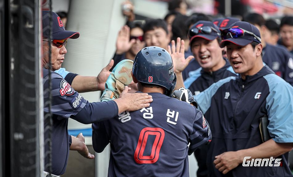 '거인 사냥꾼' 고영표한테 6점 뽑은 롯데…타선 폭발 2연패 탈출