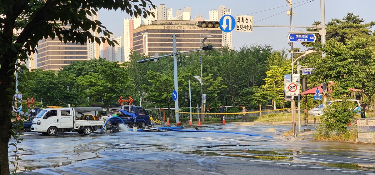 인천 송도서 지하 상수도관 파열…일부 도로 통제