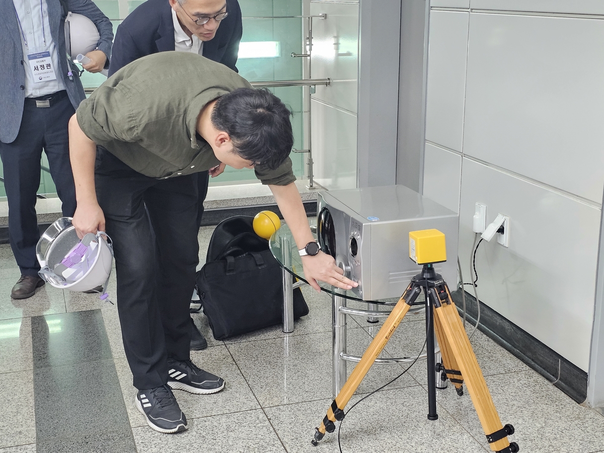 [르포] "전철 변전소 전자파, 가전제품보다 낮아…주민 우려 해소할것"