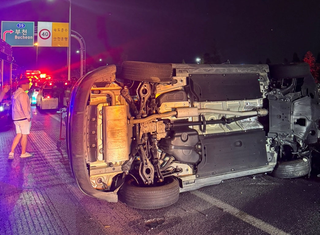 고속도로서 SUV 도로시설물 들이받고 넘어져…1명 사망