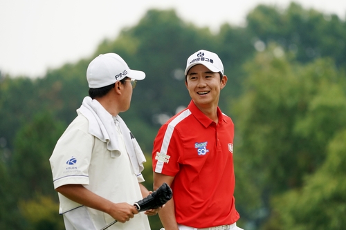 '물수제비 샷' 김민규, 2년 만에 한국오픈 또 우승…디오픈 간다(종합)