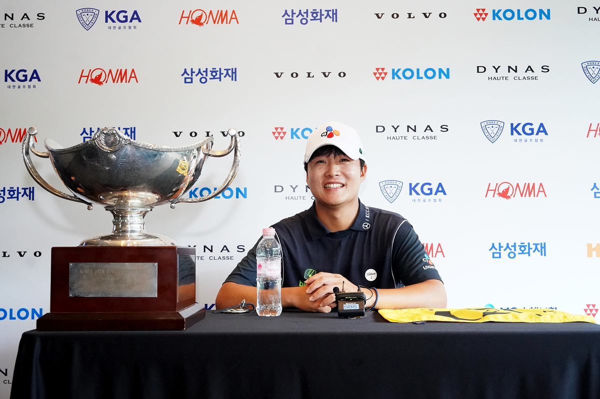 한국오픈 우승한 김민규 "물수제비 샷 뒤 최경주 선배 생각이"