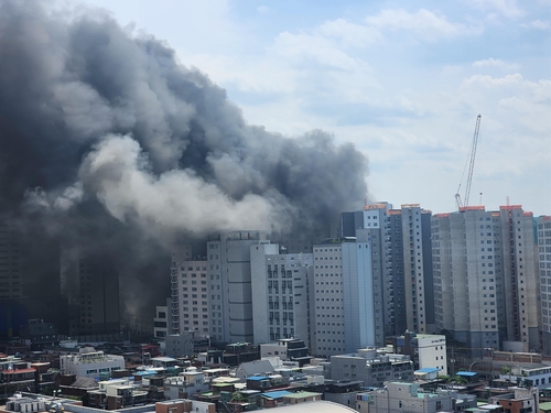 동대문 아파트 건축현장 화재…검은연기 속 40명 구조·대피(종합3보)