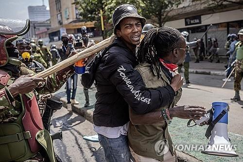 케냐 증세반대 시위 속 경찰발포에 최소 5명 사망…의회 대혼란(종합2보)
