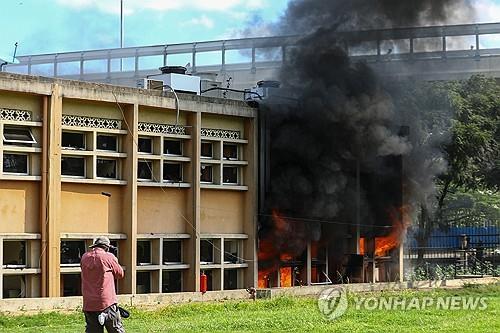 케냐 증세반대 시위 속 경찰발포에 최소 5명 사망…의회 대혼란(종합2보)