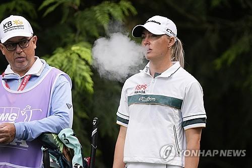 LPGA '애연가' 헐, 이번에는 팬 담배에 사인