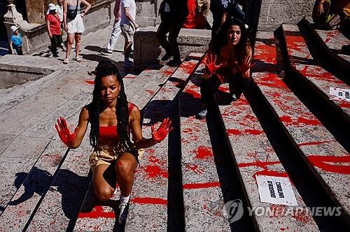 로마 '스페인 광장'에 붉은 페인트칠…"여성 노린 폭력 멈춰라"