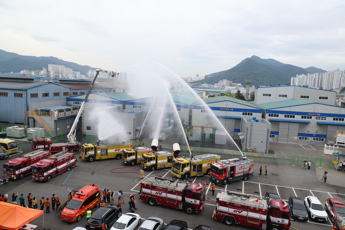 [르포]"제2의 아리셀 화재 막자" 부산 이차전지 공장서 소방 훈련