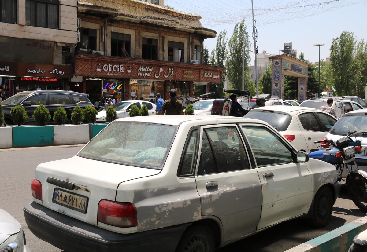 [현장@이란대선] 찌그러진 채 달리는 택시, 무섭게 오르는 환율