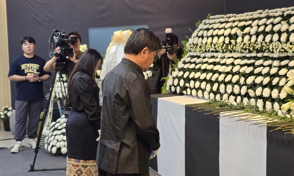 "한국 정부가 잘 해결해주길"…라오스 대사, 추모 분향소 조문
