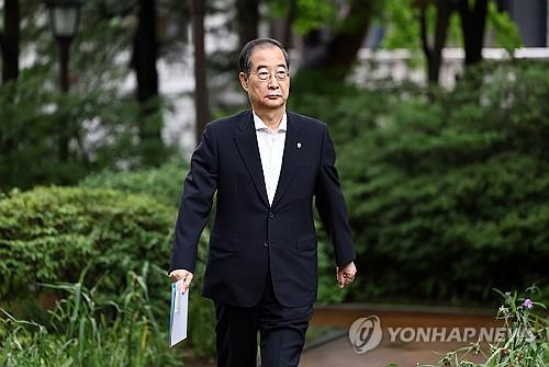 한총리 "여야 합의 아닌 일방적 국회 운영에 국민 실망"