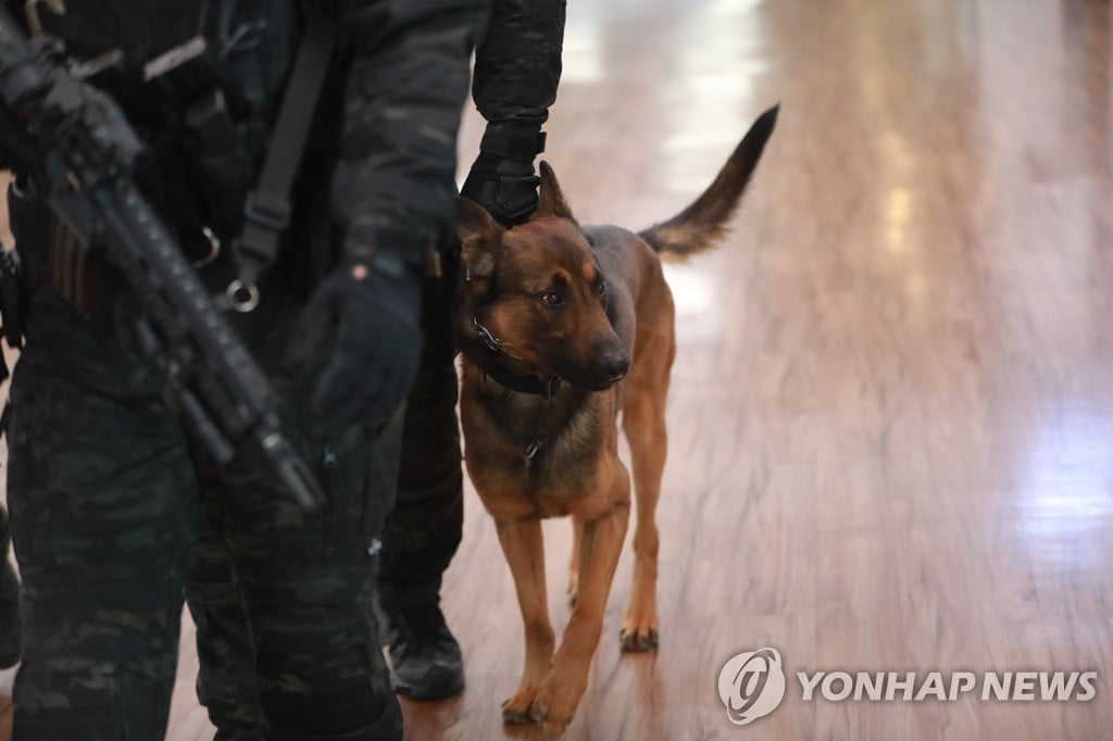 "폭발물 설치했다"...공항 등 100여곳 '발칵'