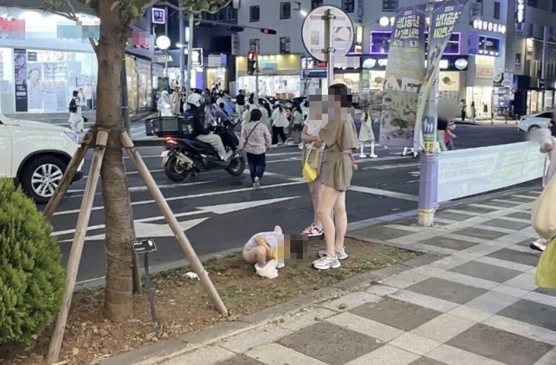 길 한복판서 대변본 아이…비난 쇄도