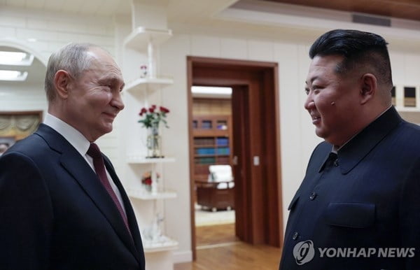 평양서 만난 푸틴-김정은…정상회담 시작