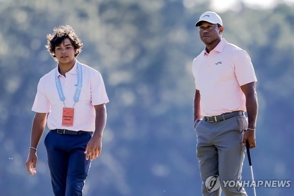 '피는 못 속여~' 우즈 아들 찰리, 골프대회 예선 1위