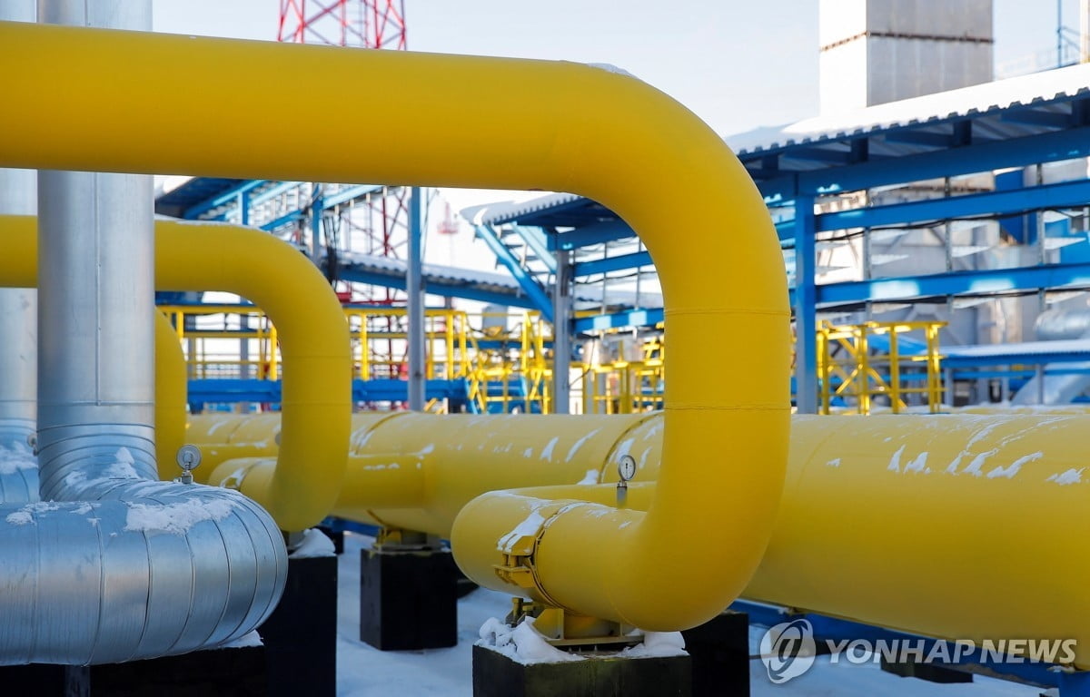 EU, '러시아산 LNG 재수출 금지' 제재 합의