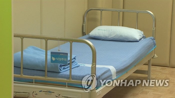 치료기관 보냈더니...옥상서 마약한 환자들