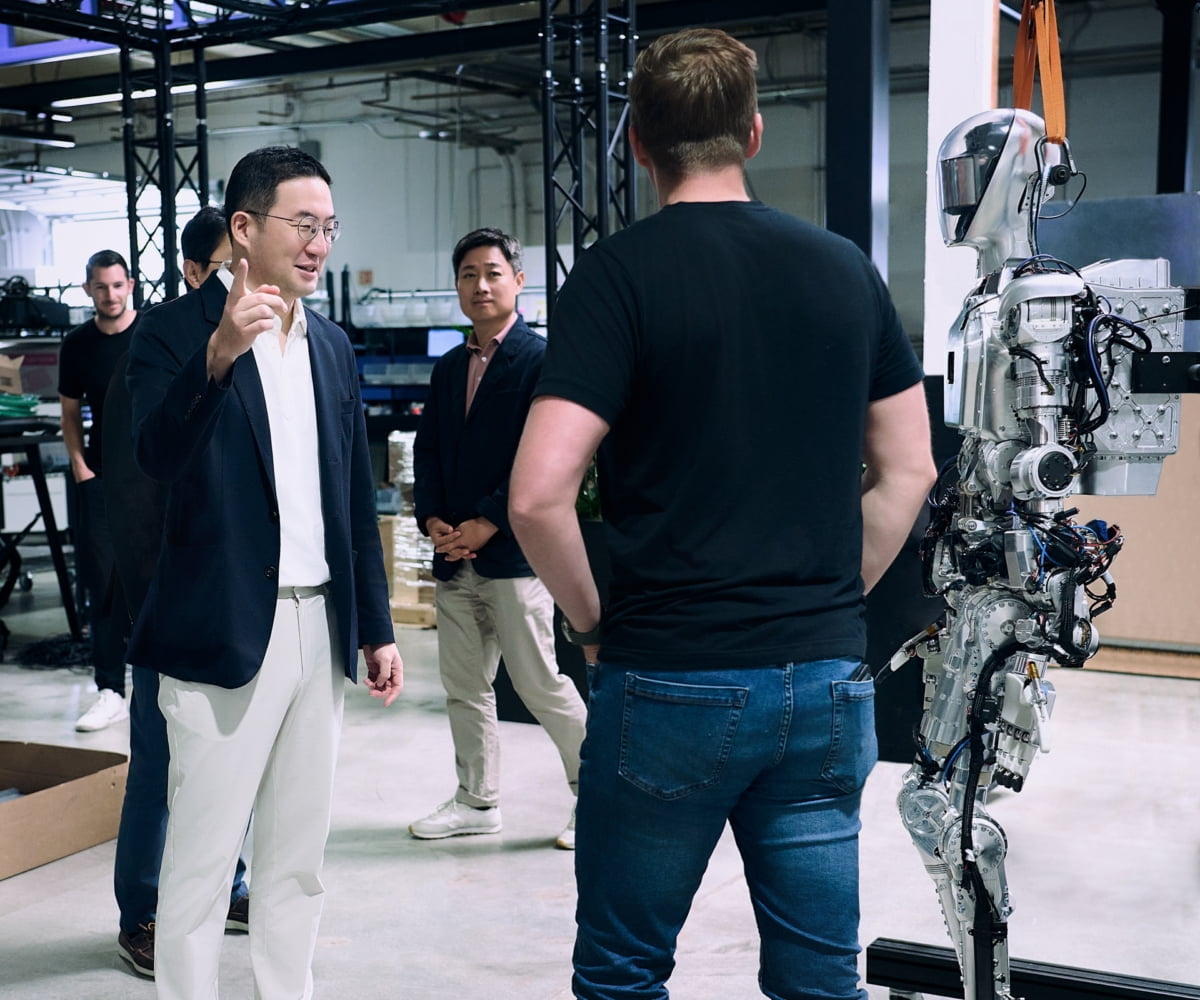 구광모 (주)LG 대표(왼쪽)가 미국 실리콘밸리에 위치한 로봇 개발 스타트업 '피규어 AI(Figure AI)'에 방문해 휴머노이드 로봇을 살펴보고 있다. (사진=LG)