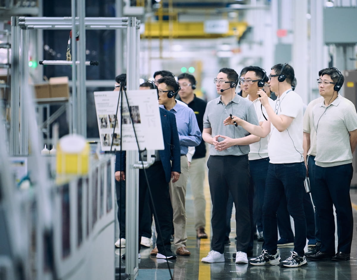 구광모 (주)LG 대표(앞줄 오른쪽에서 세번째)가 미국 테네시에 위치한 LG전자 생활가전 생산공장을 찾아 스마트팩토리 기술이 적용된 생산라인을 살펴보고 있다. (사진=LG)
