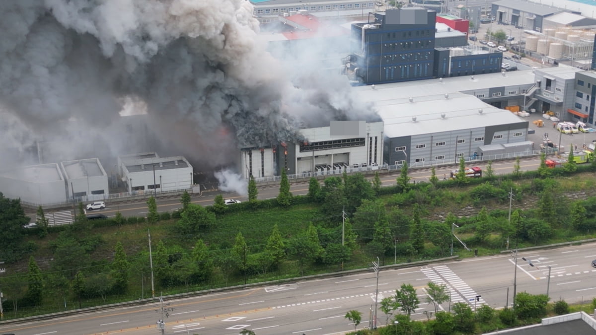 24일 오전 경기 화성시 서신면의 일차전지 제조 업체인 아리셀 공장에서 불이 나 소방 당국이 진화에 나섰다. 사진은 연기가 치솟는 공장 건물. 