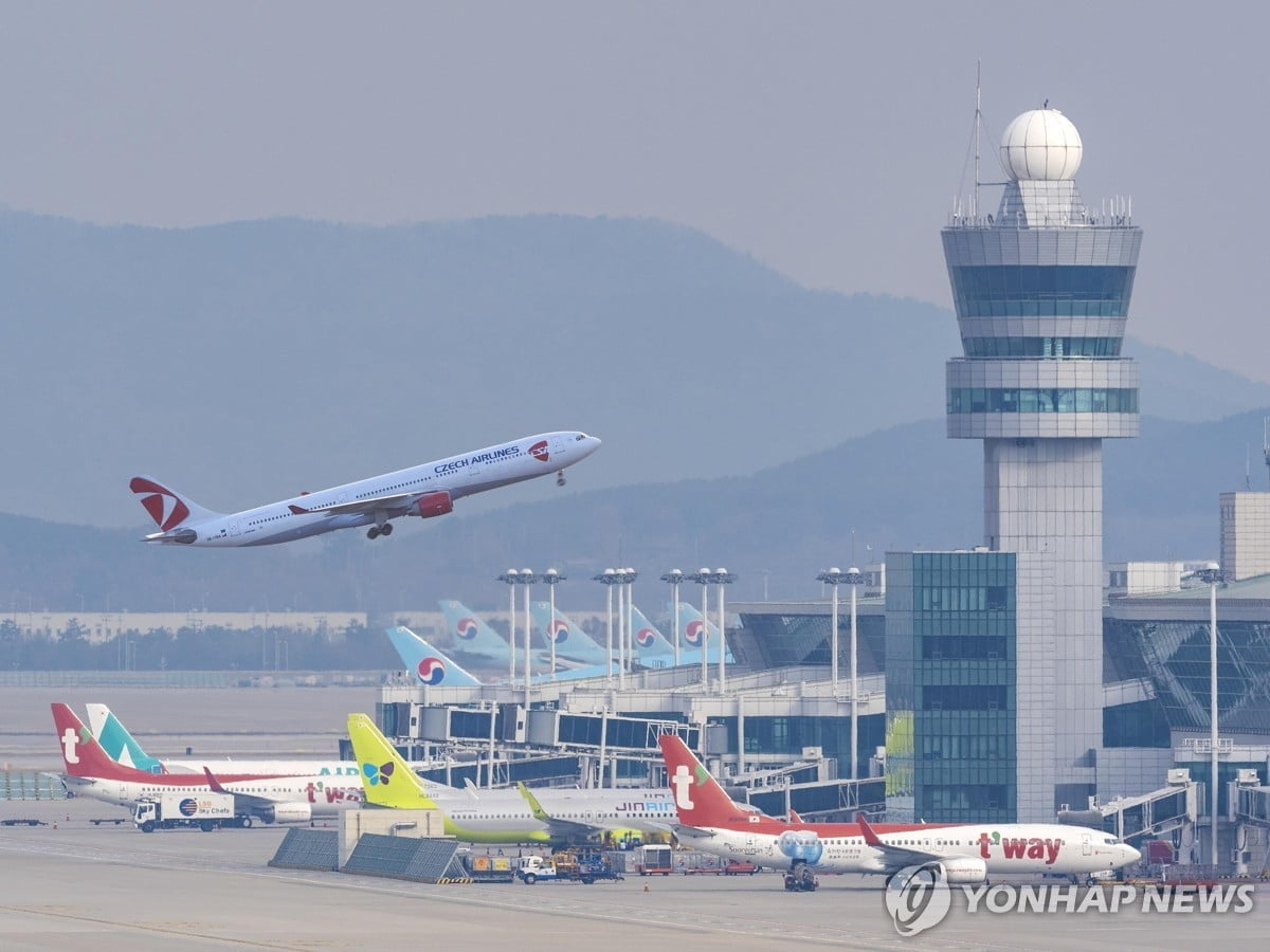 북한 '오물 풍선' 탓 인천공항 이착륙 차질