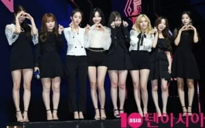"don't cry!" Lovelyz sheds tears on stage as a complete group 3 years after disbanding