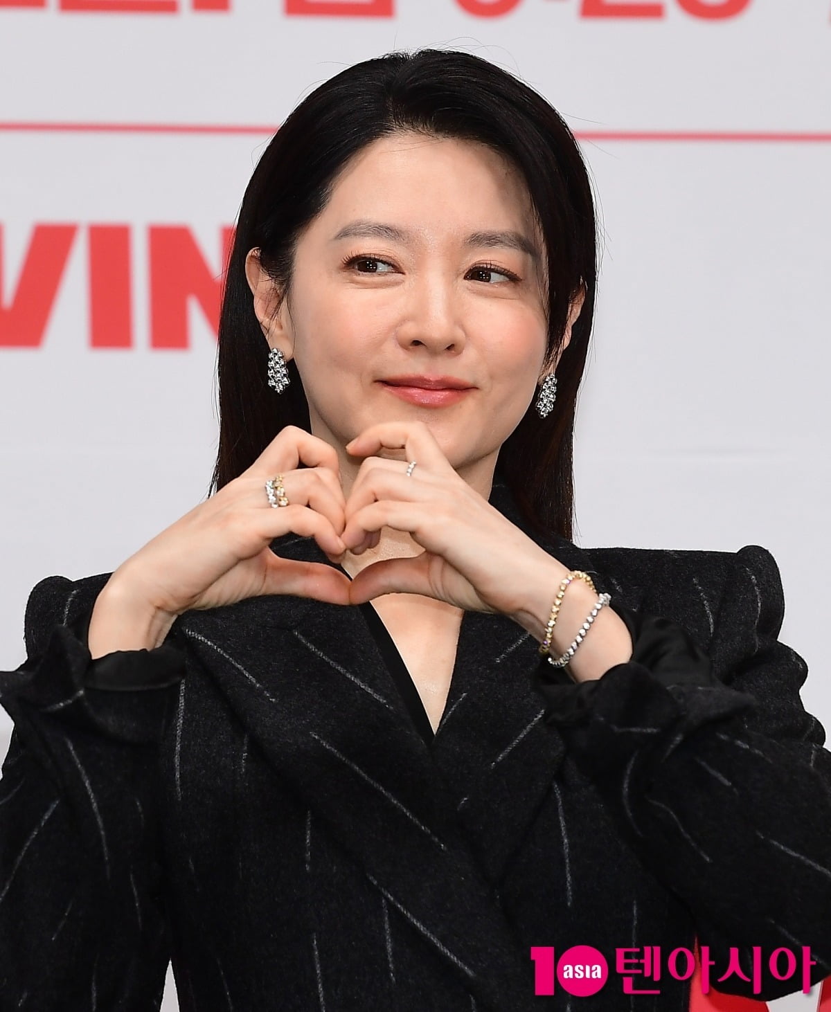 '참전용사' 가족 이영애, 천안함 재단에 5000만원 기부